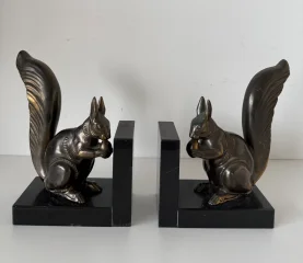 松鼠，书立一对