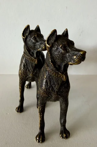 Pair of bronze dogs — Very good condition