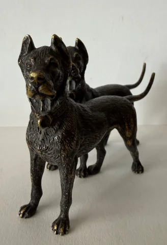 Pair of bronze dogs — Very good condition