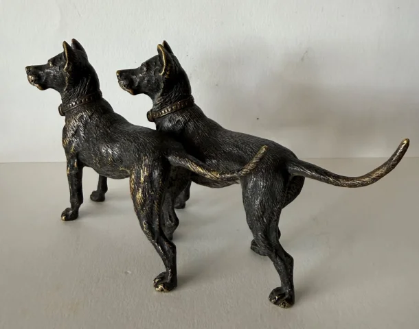 Pair of bronze dogs — Very good condition