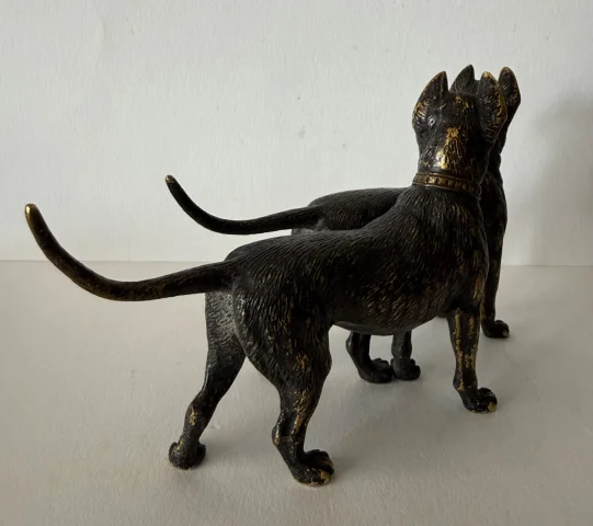 Pair of bronze dogs — Very good condition