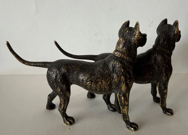 Pair of bronze dogs — Very good condition