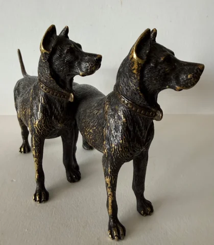 Pair of bronze dogs — Very good condition