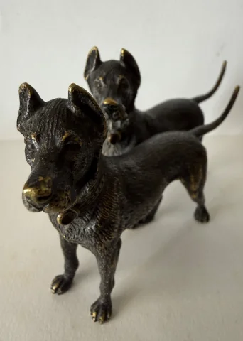 Pair of bronze dogs — Very good condition