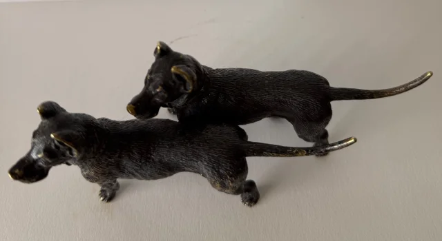 Pair of bronze dogs — Very good condition