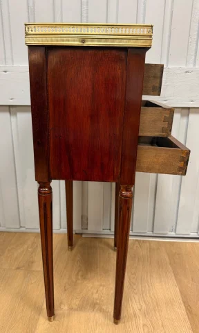 Chiffonnière-Tisch im Louis-XVI-Stil — Restauré