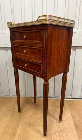 Chiffonnière-Tisch im Louis-XVI-Stil — Restauré