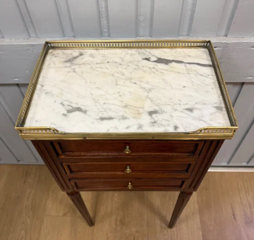Chiffonnière-Tisch im Louis-XVI-Stil — Restauré