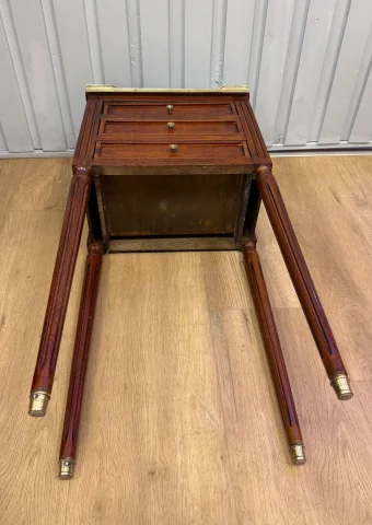 Chiffonnière-Tisch im Louis-XVI-Stil — Restauré