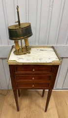 Chiffonnière-Tisch im Louis-XVI-Stil
