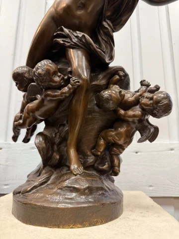 Bronze Cupido mit Putti, signiert Clodion — Guter Zustand