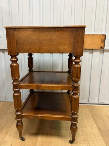 Kleiner Serviertisch aus Nussbaum — Guter Zustand