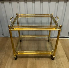 Kleine rijdende serveertafel