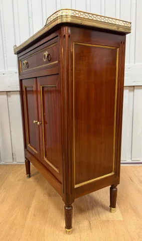 Klein Louis XVI-stijl mahonie entre-deux buffet