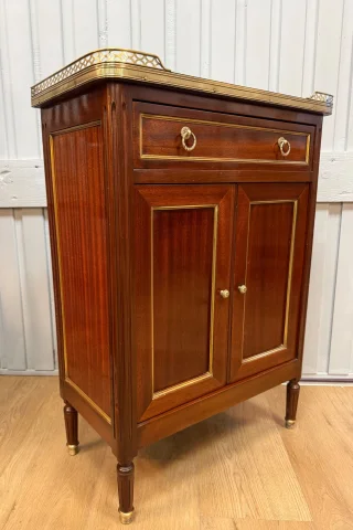 Klein Louis XVI-stijl mahonie entre-deux buffet