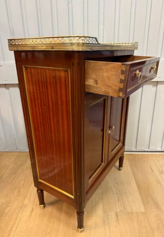 Klein Louis XVI-stijl mahonie entre-deux buffet