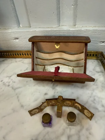 Small masterpiece stationery box — Good condition