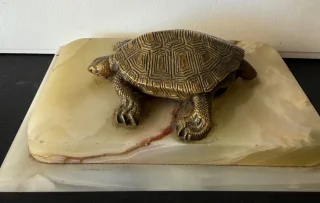 La tartaruga, soggetto in bronzo
