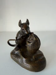Figura en bronce representando un ratón