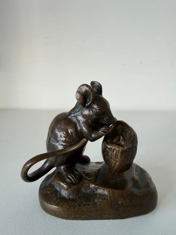 Figura en bronce representando un ratón