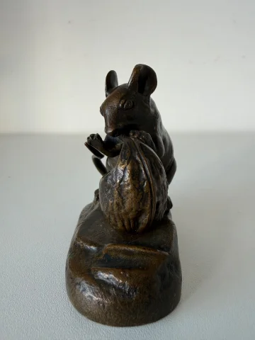 Figura en bronce representando un ratón