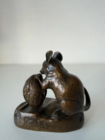 Figura en bronce representando un ratón