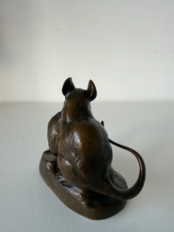 Figura en bronce representando un ratón