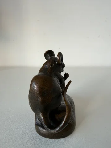 Figura en bronce representando un ratón