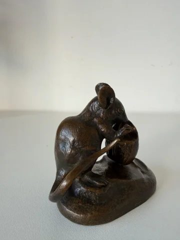 Figura en bronce representando un ratón