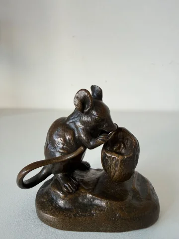 Figura en bronce representando un ratón