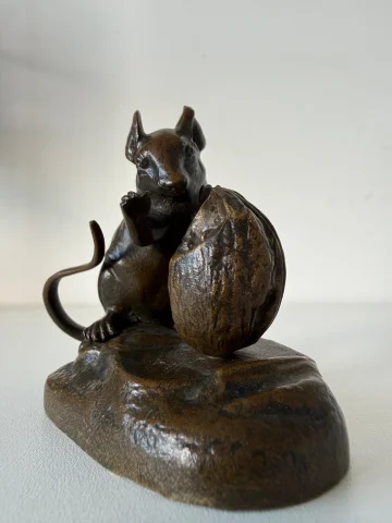 Figura en bronce representando un ratón