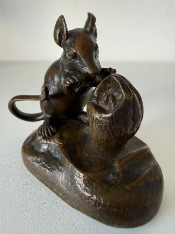 Figura en bronce representando un ratón
