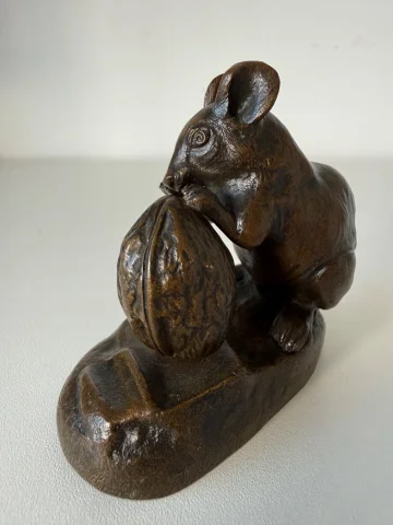 Figura en bronce representando un ratón