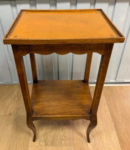 Kleiner Tisch im Louis-XV-Stil — Sehr guter Zustand