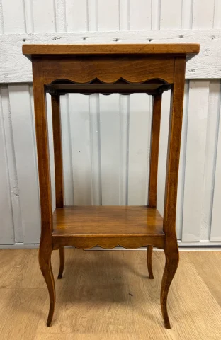 Kleiner Tisch im Louis-XV-Stil — Sehr guter Zustand