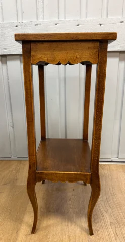 Kleiner Tisch im Louis-XV-Stil — Sehr guter Zustand