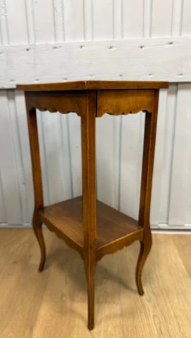 Kleiner Tisch im Louis-XV-Stil — Sehr guter Zustand