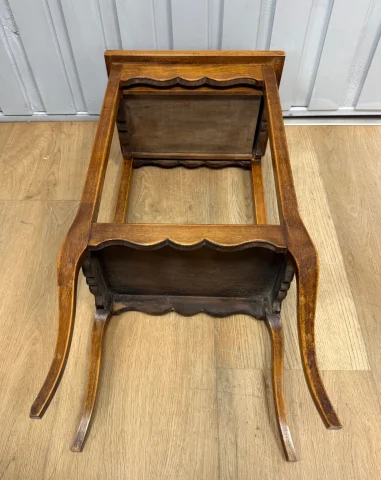 Kleiner Tisch im Louis-XV-Stil — Sehr guter Zustand