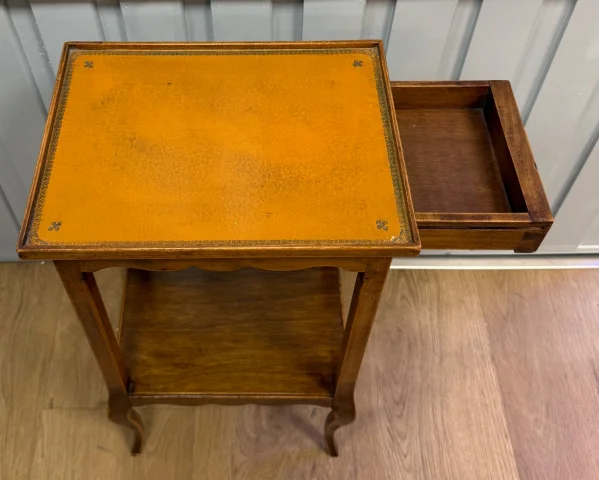 Kleiner Tisch im Louis-XV-Stil — Sehr guter Zustand
