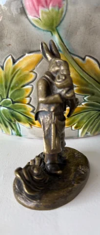 Liebre comiendo una zanahoria, figura en bronce — Muy buen estado