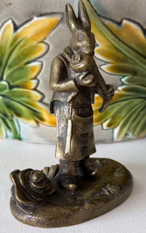 Liebre comiendo una zanahoria, figura en bronce — Muy buen estado