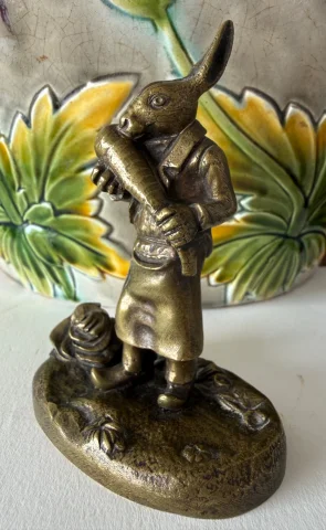Liebre comiendo una zanahoria, figura en bronce — Muy buen estado