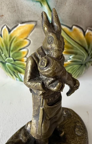 Liebre comiendo una zanahoria, figura en bronce — Muy buen estado