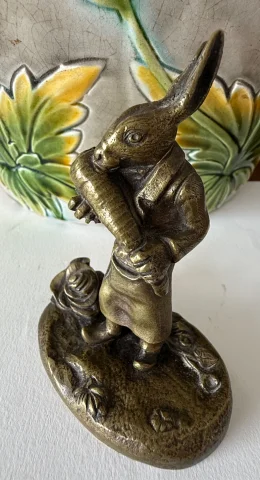 Liebre comiendo una zanahoria, figura en bronce — Muy buen estado