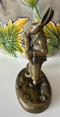 Liebre comiendo una zanahoria, figura en bronce — Muy buen estado