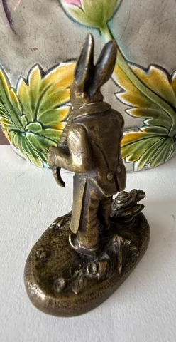 Liebre comiendo una zanahoria, figura en bronce — Muy buen estado