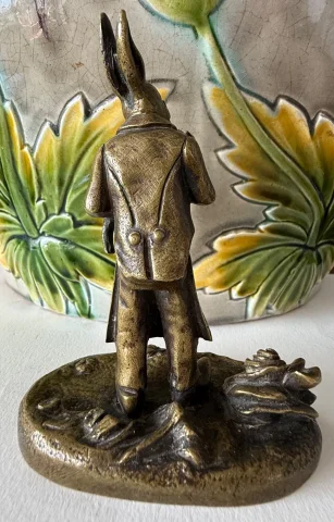 Liebre comiendo una zanahoria, figura en bronce — Muy buen estado