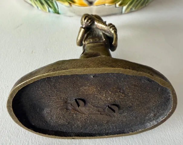 Liebre comiendo una zanahoria, figura en bronce — Muy buen estado