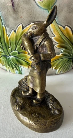 Liebre comiendo una zanahoria, figura en bronce — Muy buen estado