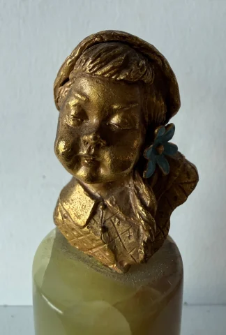 Small bronze bust of a child — Good condition
